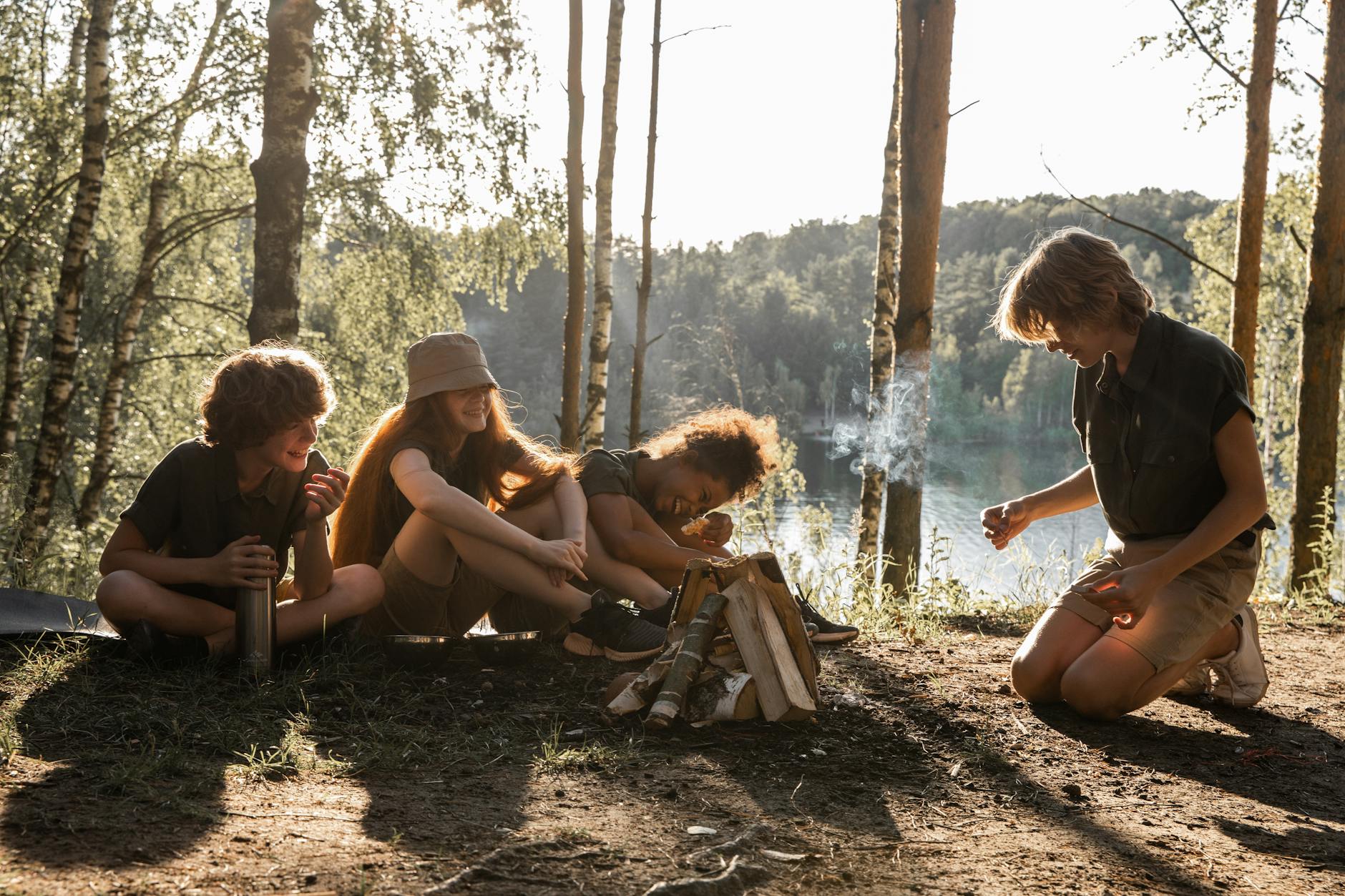 Junge Pfadfinder am Lagerfeuer im Wald